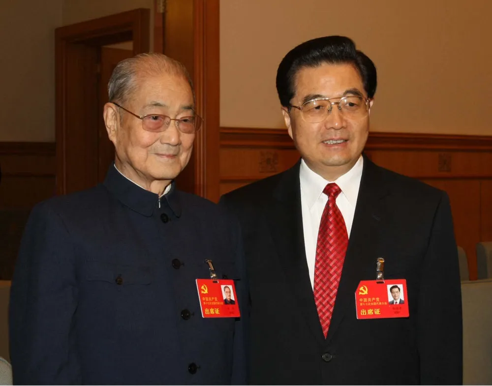 2007年10月21日，在党的十七大闭幕前，胡锦涛同志同宋平同志在一起。新华社发