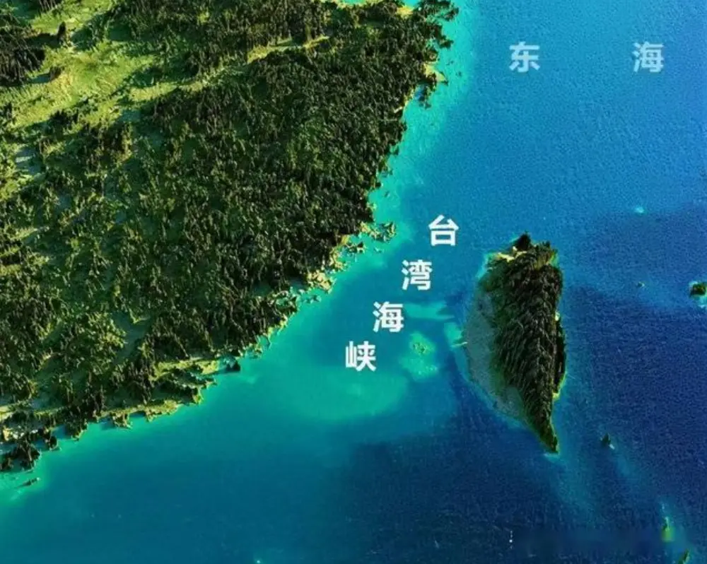福建腹地和台湾岛各自的地形情况，肉眼可见岛上的平原面积还比福建腹地大得多。