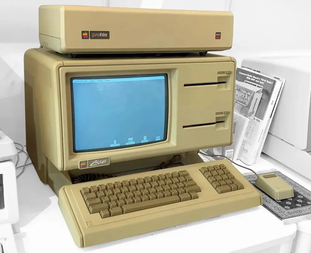 Apple Lisa(1983)—— 第一台商用图形界面电脑。售价 9,995 美元,在当时相当于一辆二手车的价格。