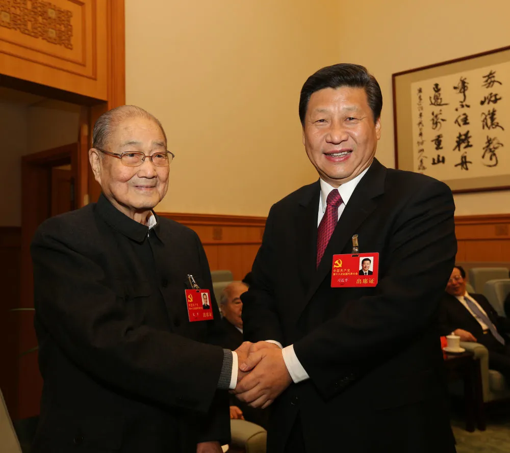 2012年11月14日，在党的十八大闭幕前，习近平同志同宋平同志在一起。新华社发