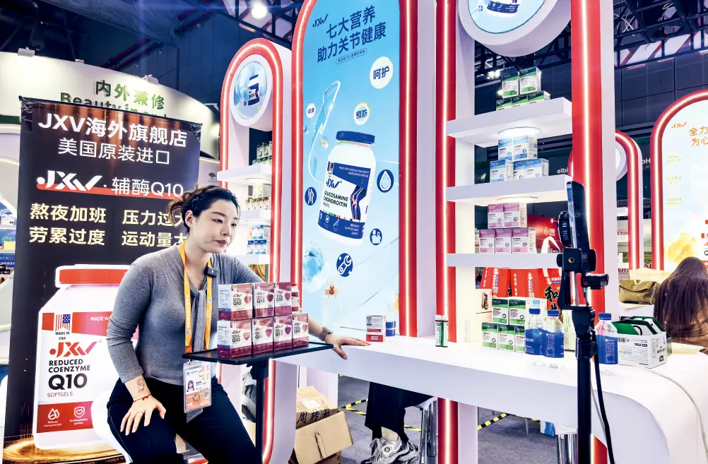 2025年11月，上海第八届进博会医药保健展区，主播直播带货氨糖软骨素钙片。