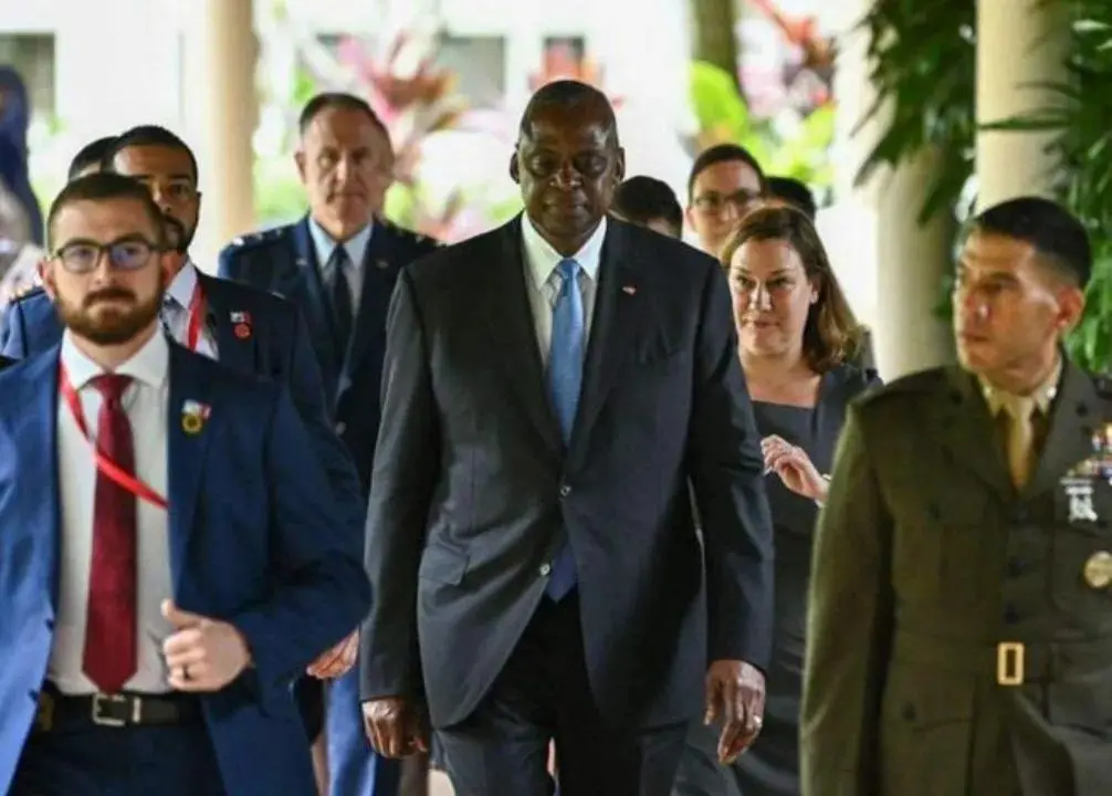 奥斯汀出现在会议现场附近