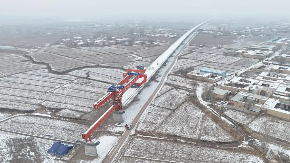 在中铁二十一局集团有限公司施工现场，架桥机正在作业。马辰　摄