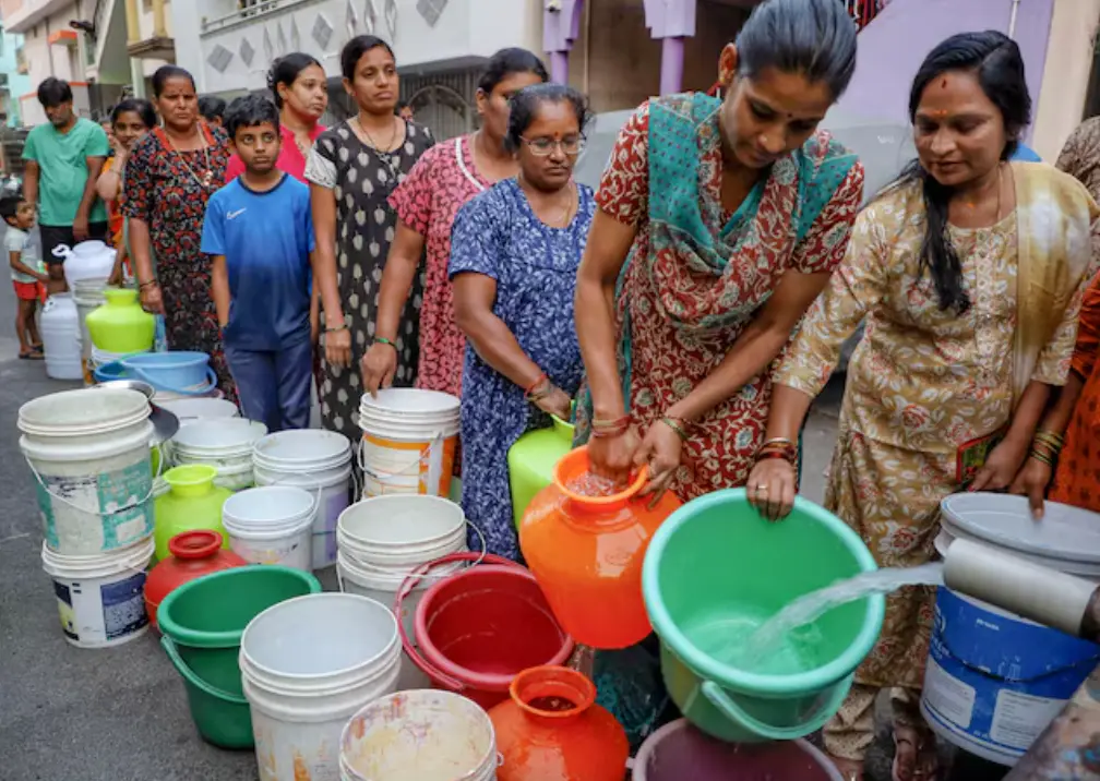 ▲新德里居民排队取水