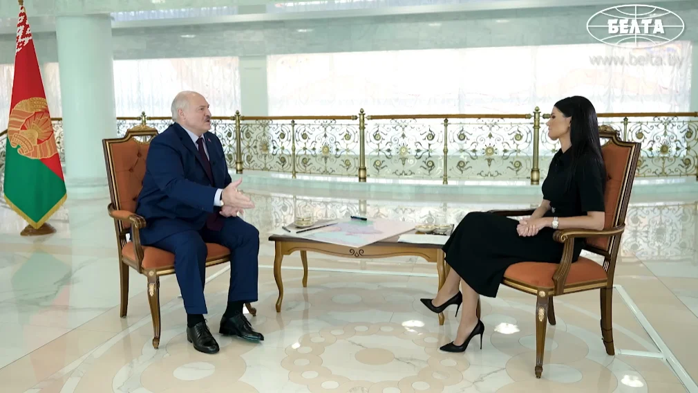 当地时间8月16日，白俄罗斯总统卢卡申科接受乌克兰记者潘琴科采访 视频截图