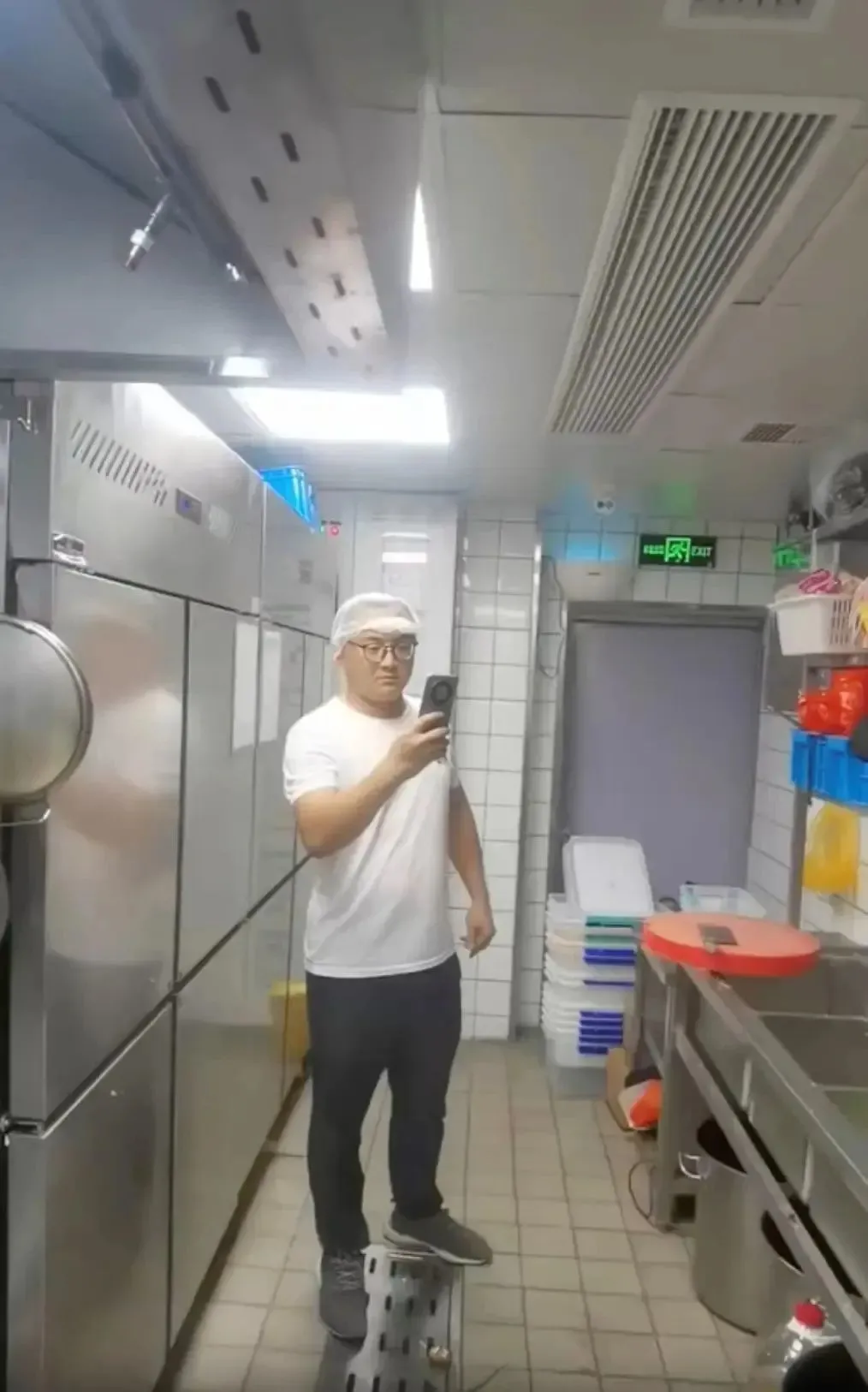 ●我在倒闭的餐饮店给回收设备估价。