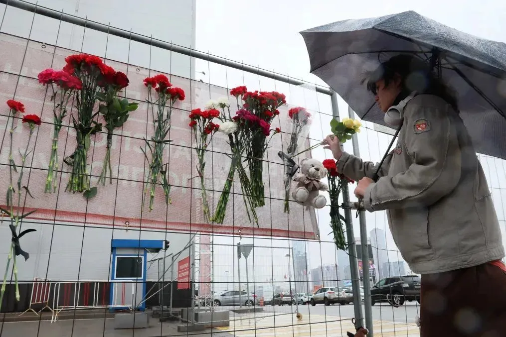 ◆3月23日，俄民众在“克罗库斯城”音乐厅前献花悼念。