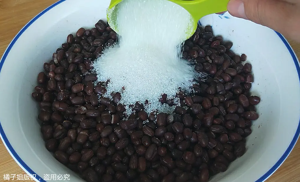 “红豆面包”的制作方法，告诉你秘制做法和配方，学会可以摆摊了(好吃的红豆面包)