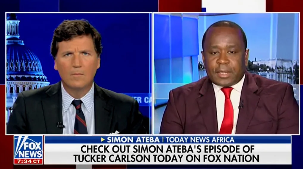 阿特巴（右）接受时任福克斯新闻主播塔克·卡尔森采访