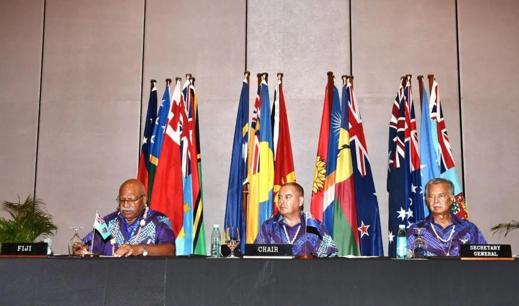 2月24日，太平洋岛国论坛特别领导人非正式会议在斐济城市楠迪闭幕。图为即将离任的太平洋岛国论坛轮值主席、斐济总理兰布卡（左一）出席会后新闻发布会。新华社发