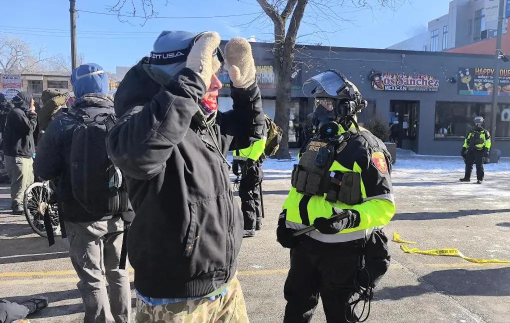 这是1月24日在美国明尼苏达州明尼阿波利斯市拍摄的示威抗议现场。新华社发