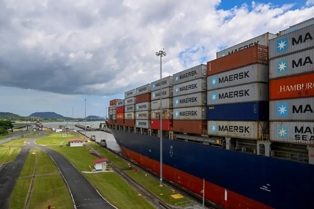 在巴拿馬首都巴拿馬城附近，一艘貨輪透過巴拿馬運河的米拉弗洛雷斯船閘準備駛入太平洋。 資料圖：新華社
