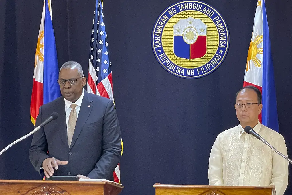 2月2日，菲律宾马尼拉，菲律宾武装部队总部举行的联合新闻发布会上，美国国防部长奥斯汀(左)与菲律宾国防部长加尔维兹交谈
