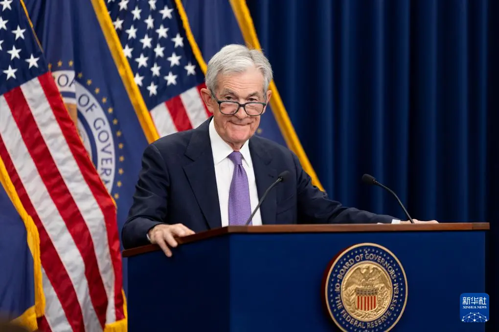 10月29日，美国联邦储备委员会主席鲍威尔在华盛顿出席记者会。新华社记者 胡友松 摄