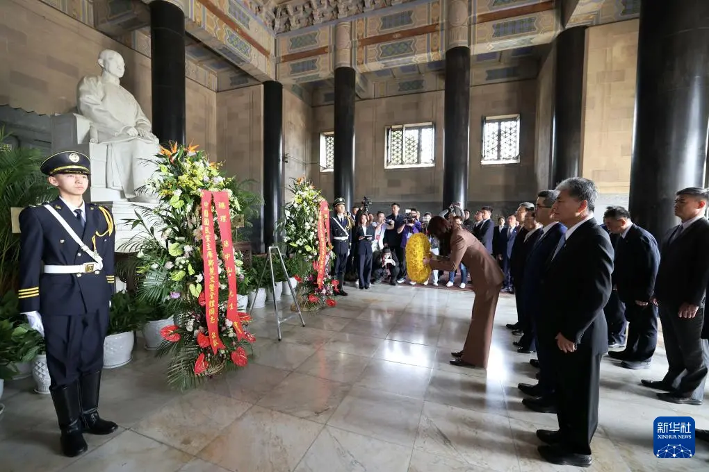 ▎4月8日上午，鄭麗文率領國民黨訪問團拜諦中山陵。圖源：新華社
