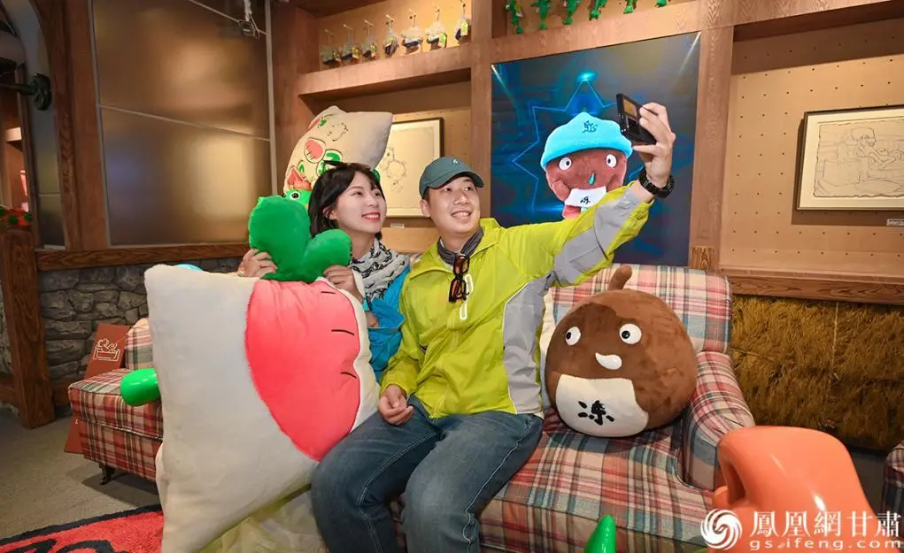 甘肃省博物馆艺术生活馆“绿马和朋友们之家”吸引游客打卡拍照