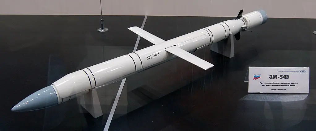 3M-54“口径”（Калибр）、又被称为俱乐部导弹，是由俄罗斯革新家设计局（OKB-8）研发的射程在220公里以上的巡航反舰导弹，最高射程可达2,600公里。首先出现的是潜射型，曾经在出口到中国和印度的基洛级潜艇上搭载。Allocer, CC BY-SA 4.0 via Wikimedia