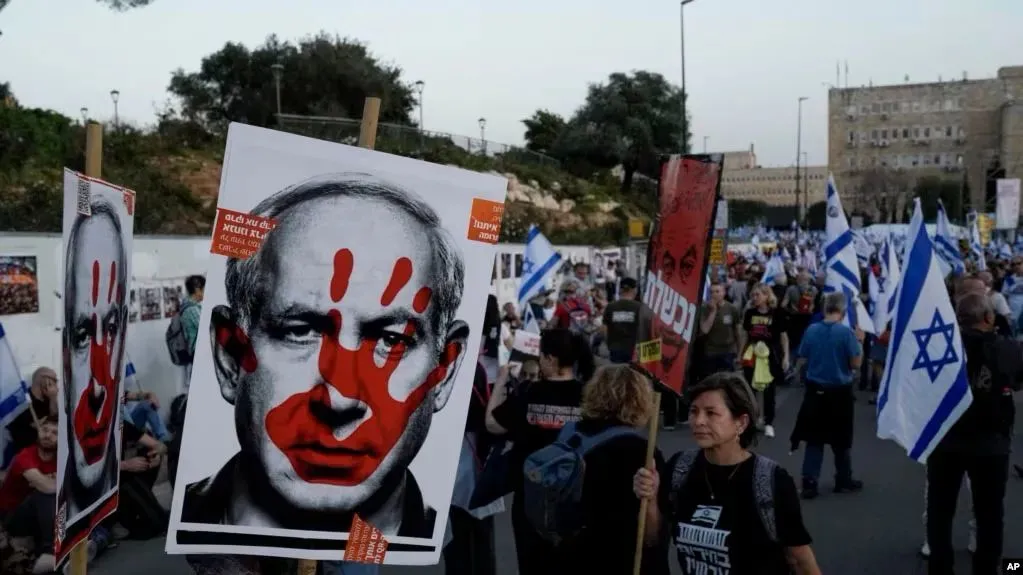 ◆3月31日，以色列民众在耶路撒冷议会大厦外举行反政府示威。