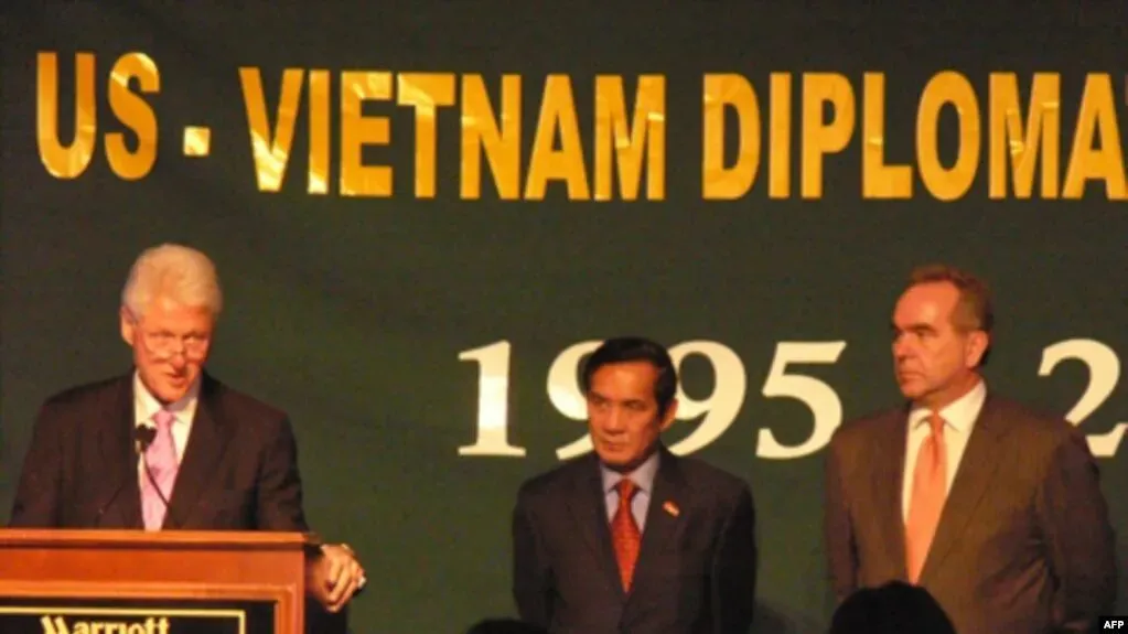 图为2010年美越建交15周年纪念活动，美国前总统克林顿（左一）与坎贝尔（左三）