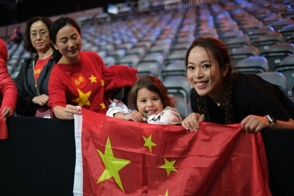 旅居荷兰的沈小玫带着孩子为中国女排加油。新华社记者肖亚卓摄