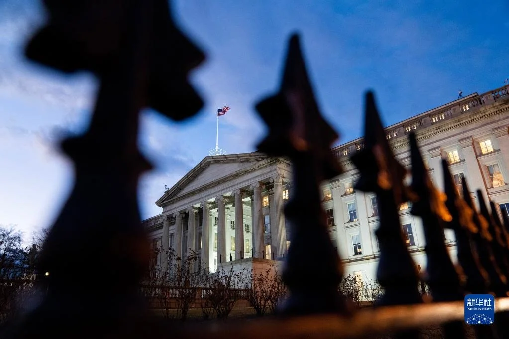 这是1月20日在美国首都华盛顿拍摄的财政部大楼。新华社记者 刘杰 摄