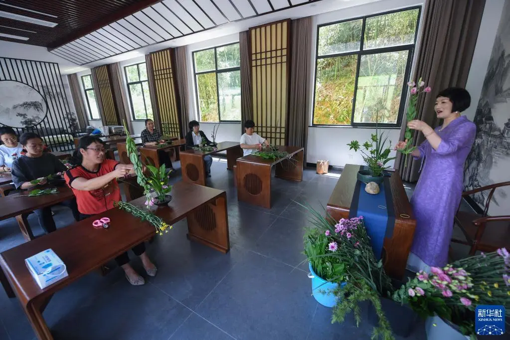 6月7日，在杭州市临安区高虹镇龙上村，村里的民宿女主人在学习插花。