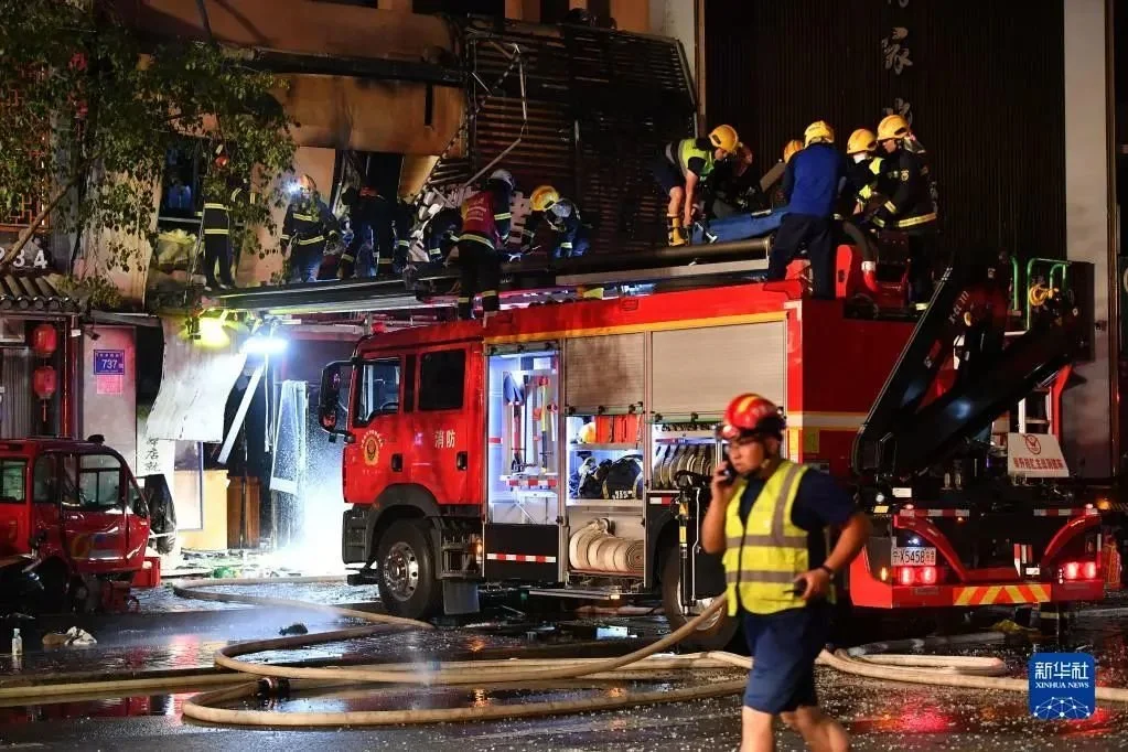 6月21日，消防救援人员在事故现场救援。新华社记者 王鹏 摄