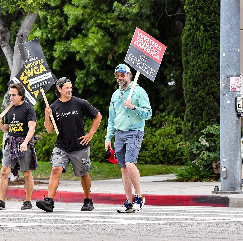 当地时间2023年6月5日，洛杉矶，金球艾美双料视帝杰森·苏戴奇斯现身好莱坞编剧罢工游行活动。