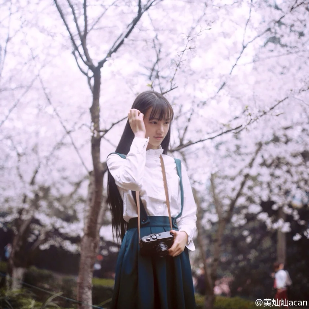 2014年，黄灿灿凭一组樱花写真在网络爆火，获得&ldquo;武大校花&rdquo;&ldquo;樱花女神&rdquo;称号。