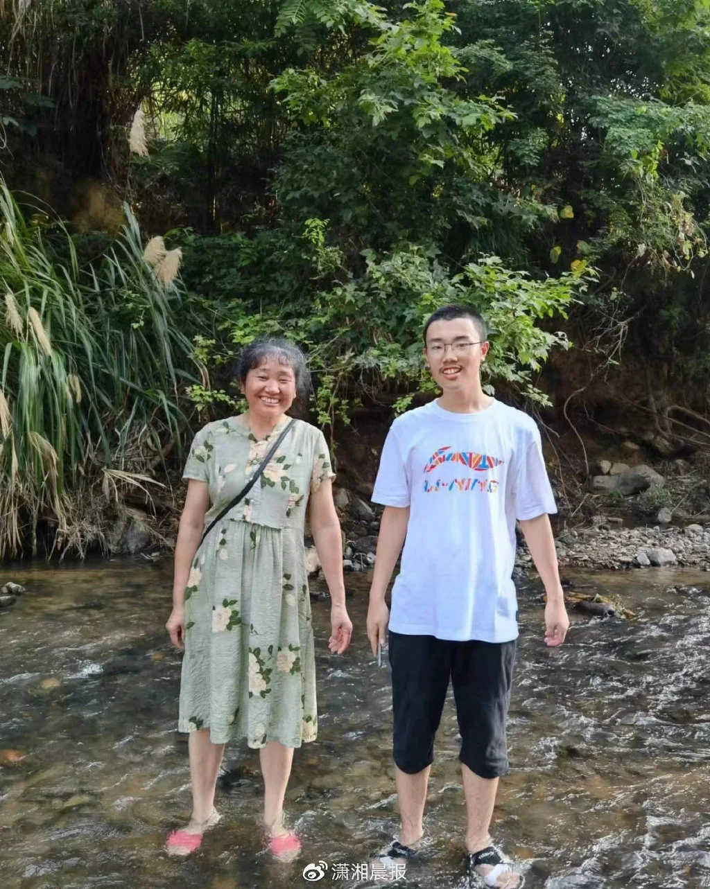 李连英和儿子胡鑫宇的合照,图/受访者提供