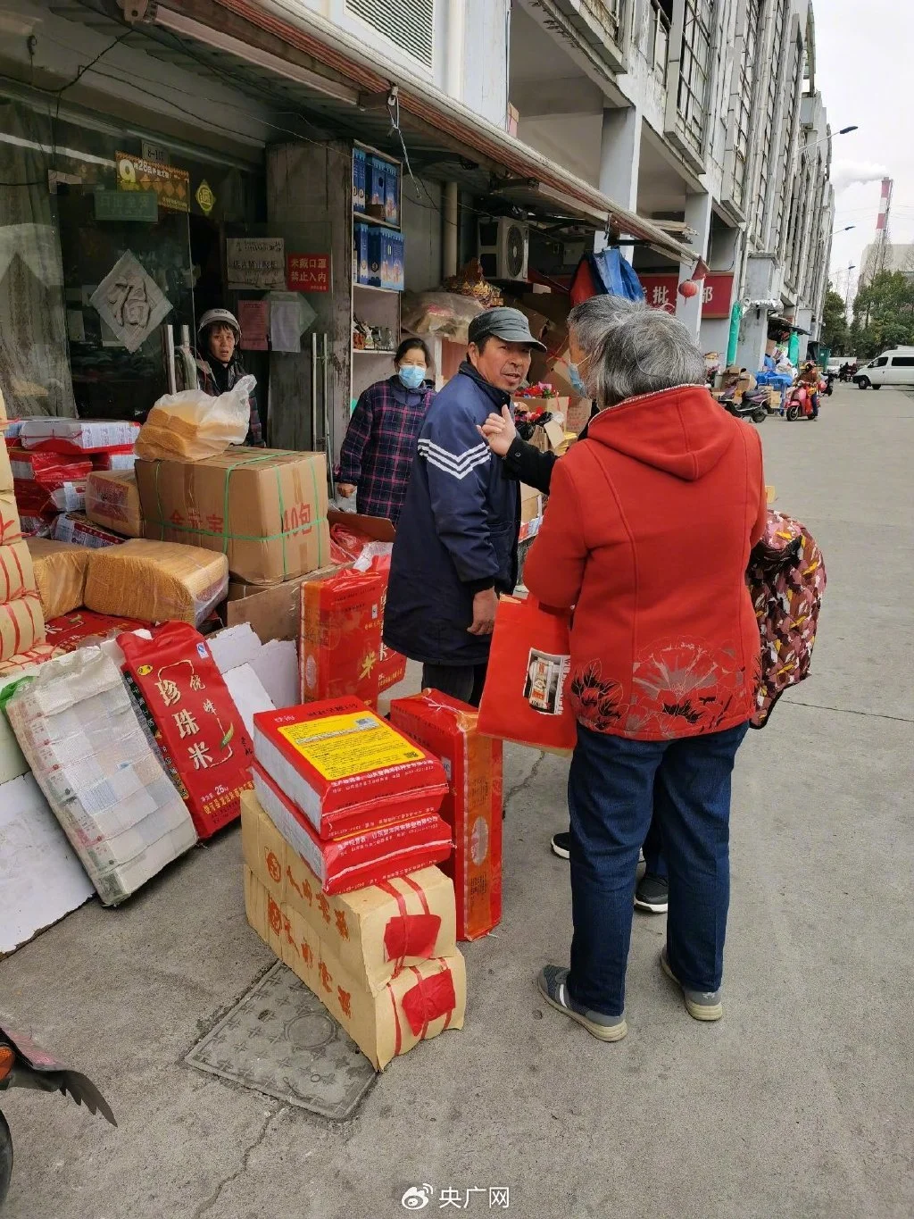 南通南方市场，销售冥币纸钱等用品的商家（央广网记者 杨梦奎 摄）