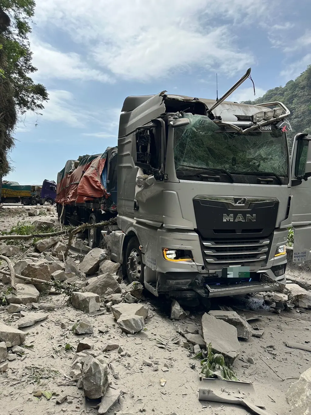 台媒称，台九丁线大清水路段司机遭落石砸中，明显死亡。图源：台湾中时新闻网