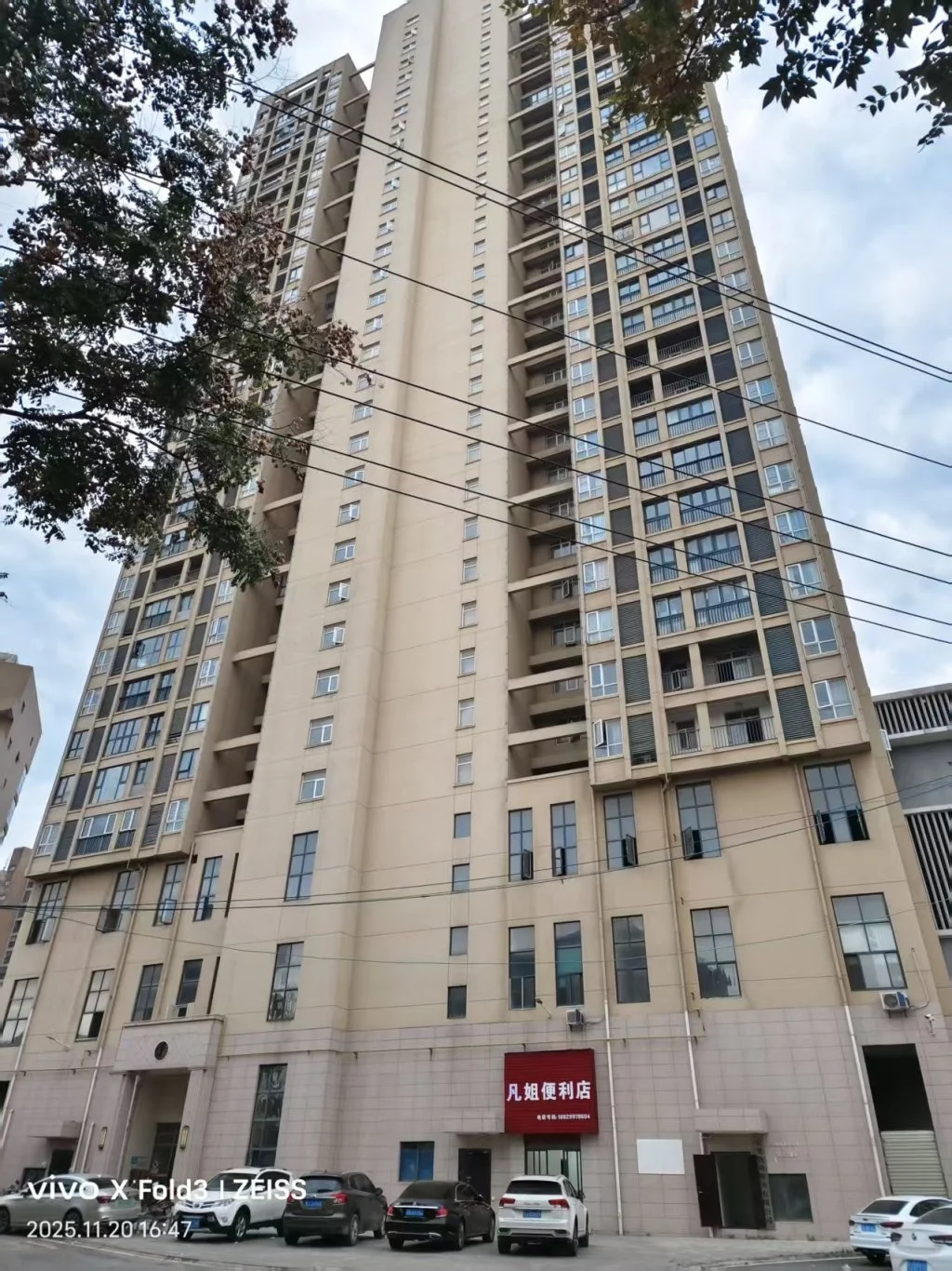 吴楚CC国际位于县城的十字路口，地理位置比较好。 受访者 供图