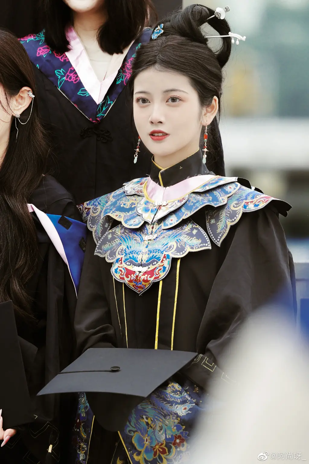 女孩拍毕业照将云肩披上学士服，中国风拉满