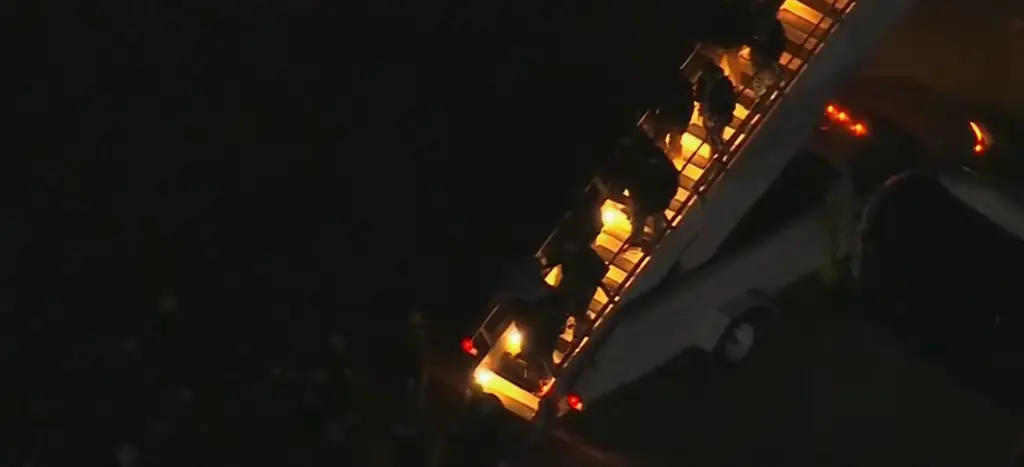 马杜罗抵达美国领土，走下飞机舷梯画面曝光