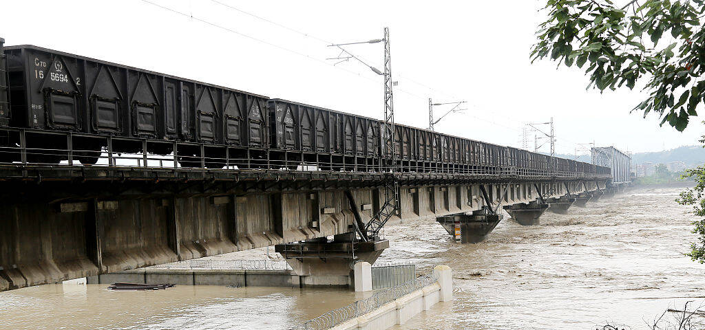 "重车压梁"再现 8100吨火车开上大桥抗洪