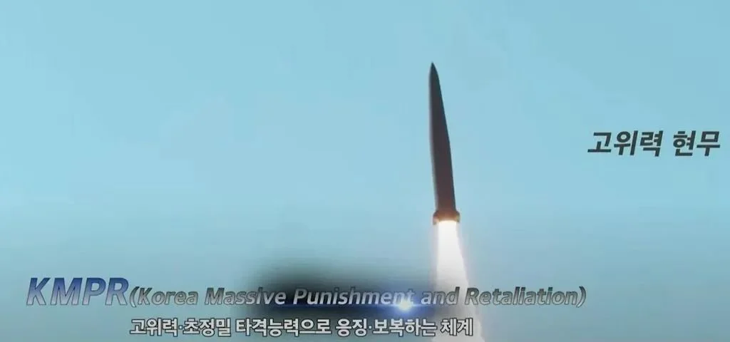 韩国军方去年10月1日在“国军日”74周年纪念仪式上首次公开“怪物导弹”——“玄武-5”的影像 图源：韩媒