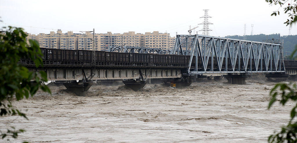 "重车压梁"再现 8100吨火车开上大桥抗洪