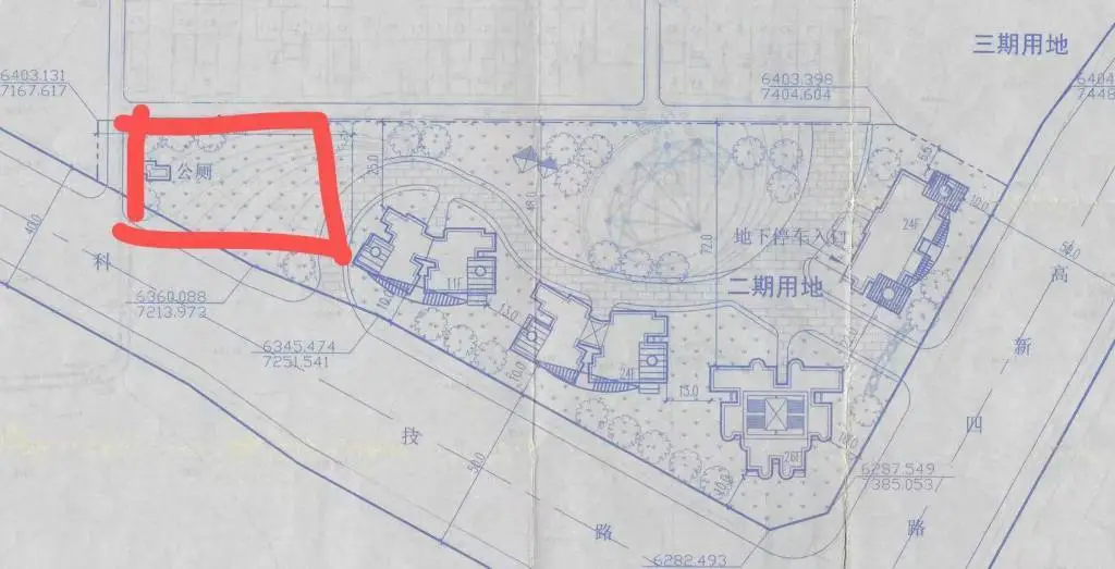 紅框部分為涉事地塊，在世紀(jì)頤園規(guī)劃總平圖上，這塊地為綠地。