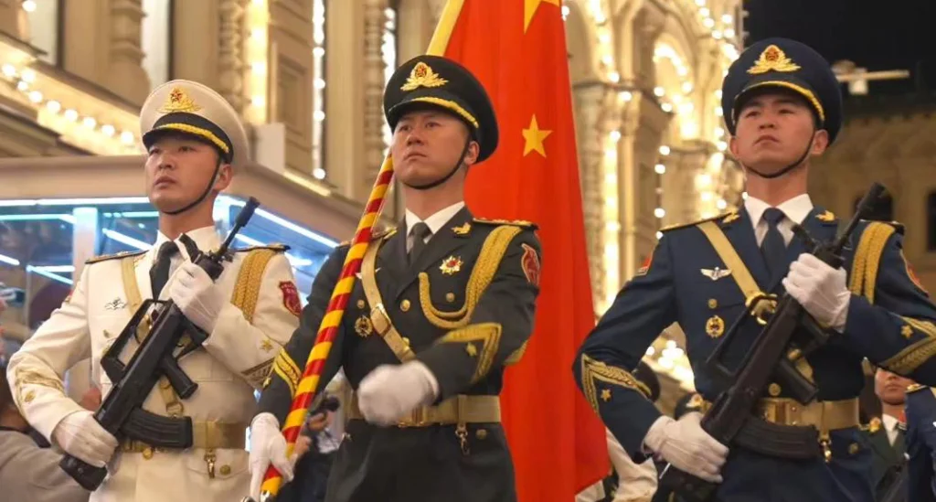 新華社記者在莫斯科拍到解放軍儀仗隊進行閱兵彩排的畫面。 新華社視頻截屏圖