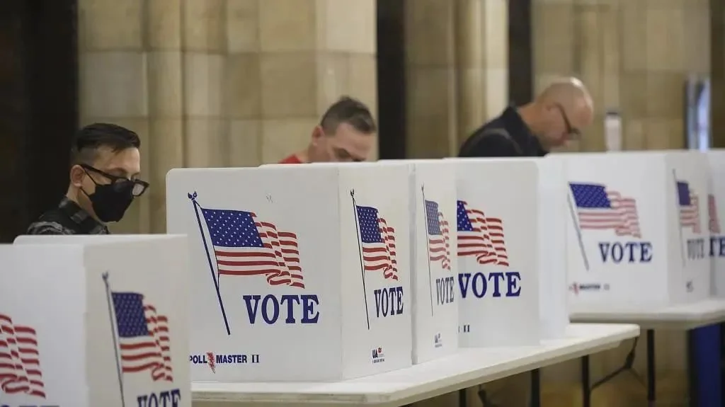 当地时间2022年11月3日，美国宾夕法尼亚州，选民在匹兹堡阿勒格尼县办公大楼的选举委员会办公室中填写邮寄选票。