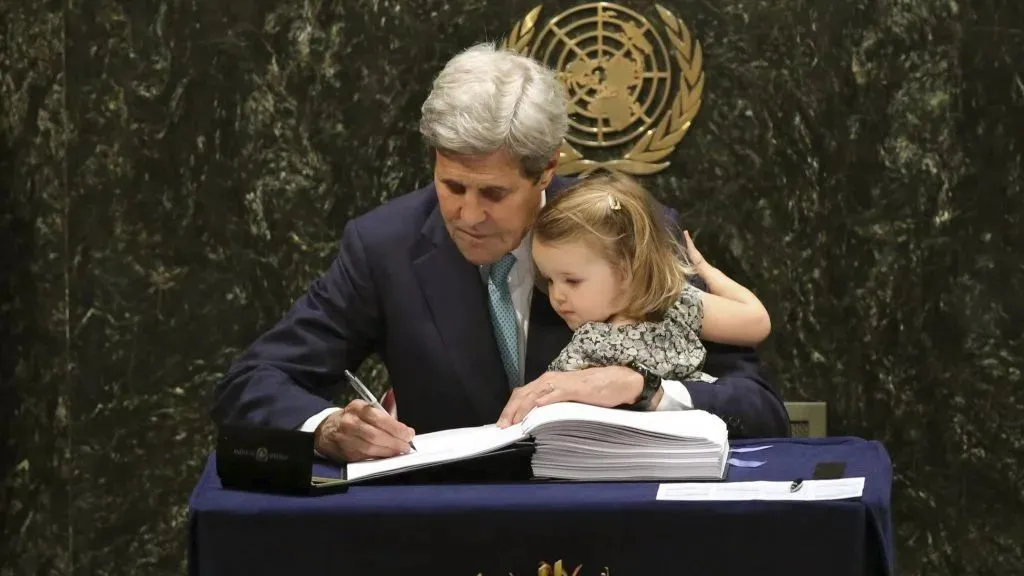 · 2016年4月22日，克里抱着孙女签署《巴黎协定》