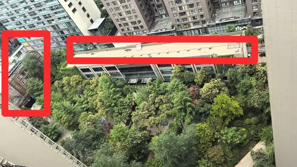 小區(qū)內(nèi)西側(cè)和北側(cè)的兩棟小樓疑似違建