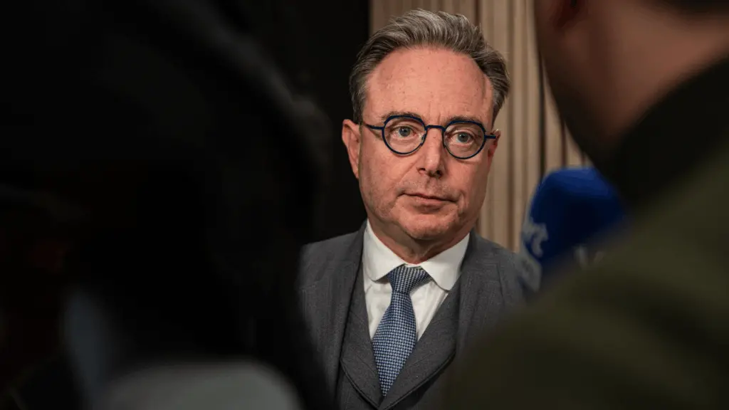 比利时首相开玩笑说：“我明天可能会醒来，发现自己在监狱牢房里”，谈及与特朗普的会面