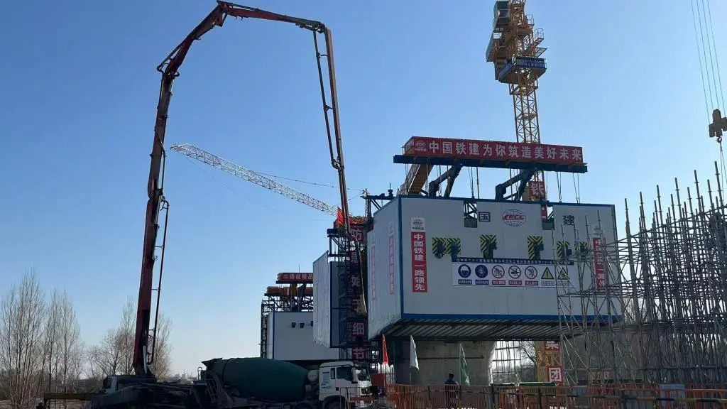 在中铁二十一局集团有限公司项目部施工现场，兰张高铁跨石羊河连续梁正在进行施工作业。新华社记者　李杰　摄