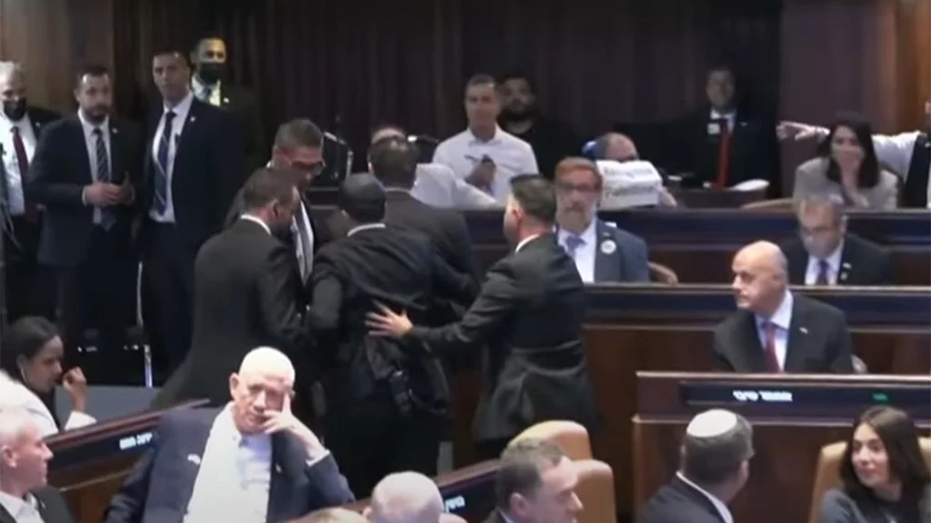 特朗普在以色列议会演讲被打断