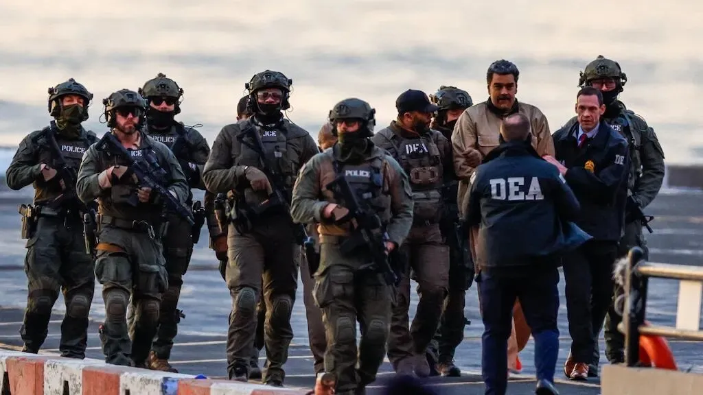 马杜罗被押送。