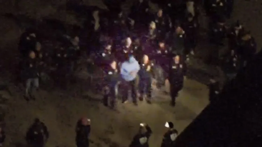 马杜罗抵达美国领土，走下飞机舷梯画面曝光