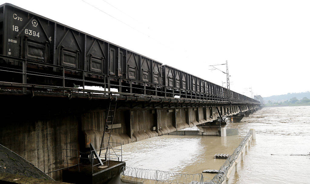 "重车压梁"再现 8100吨火车开上大桥抗洪