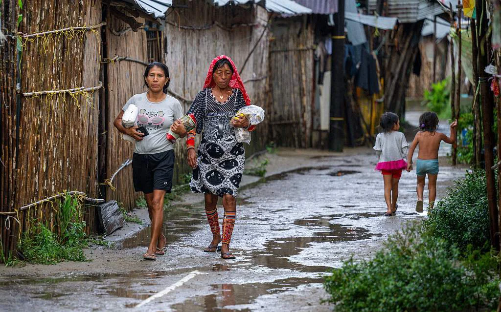 当地时间2023年8月29日，巴拿马库那亚拉，卡蒂苏格图普岛上妇女们走在街道上。